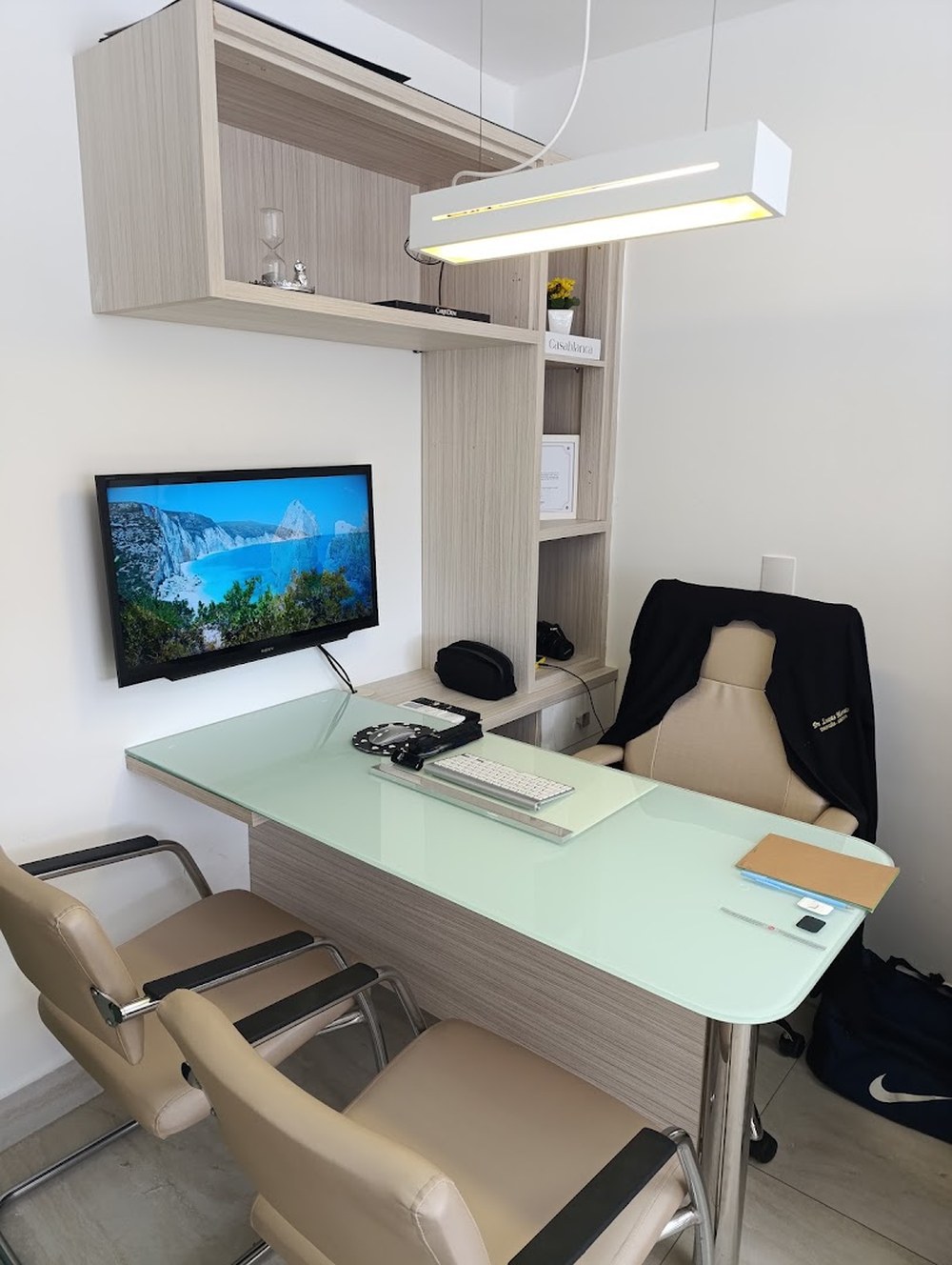 Consultório do Dr. Lucas Morais, com cadeira odontológica, mocho e equipamento de raio-X
