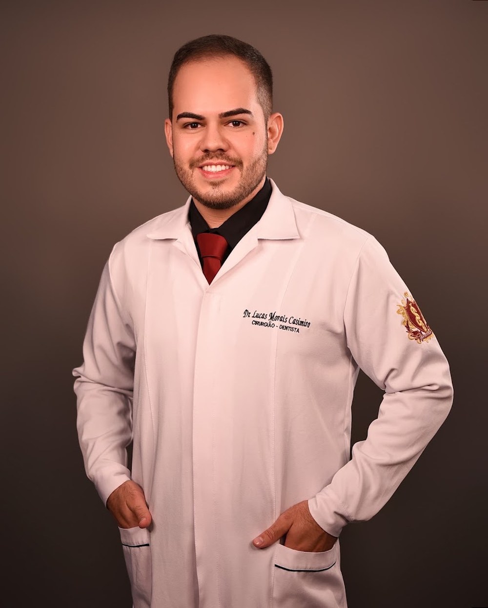 Dr. Lucas Morais, cirurgião-dentista, de jaleco branco em seu consultório