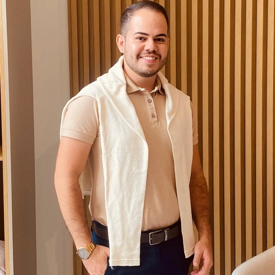 Dr. Lucas Morais sorrindo, em retrato no consultório
